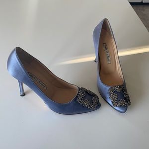 monolo blahnik hangisi 70 in navy blue satin